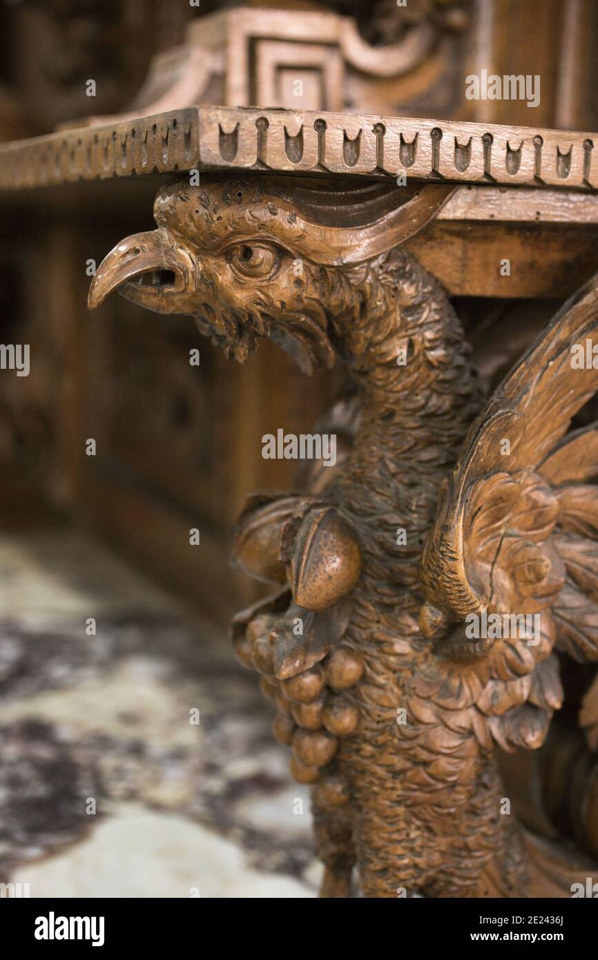 Partie de vieille cuisine bahut comme exemple de belle gravure sur bois en arrière-plan. Banque D'Images