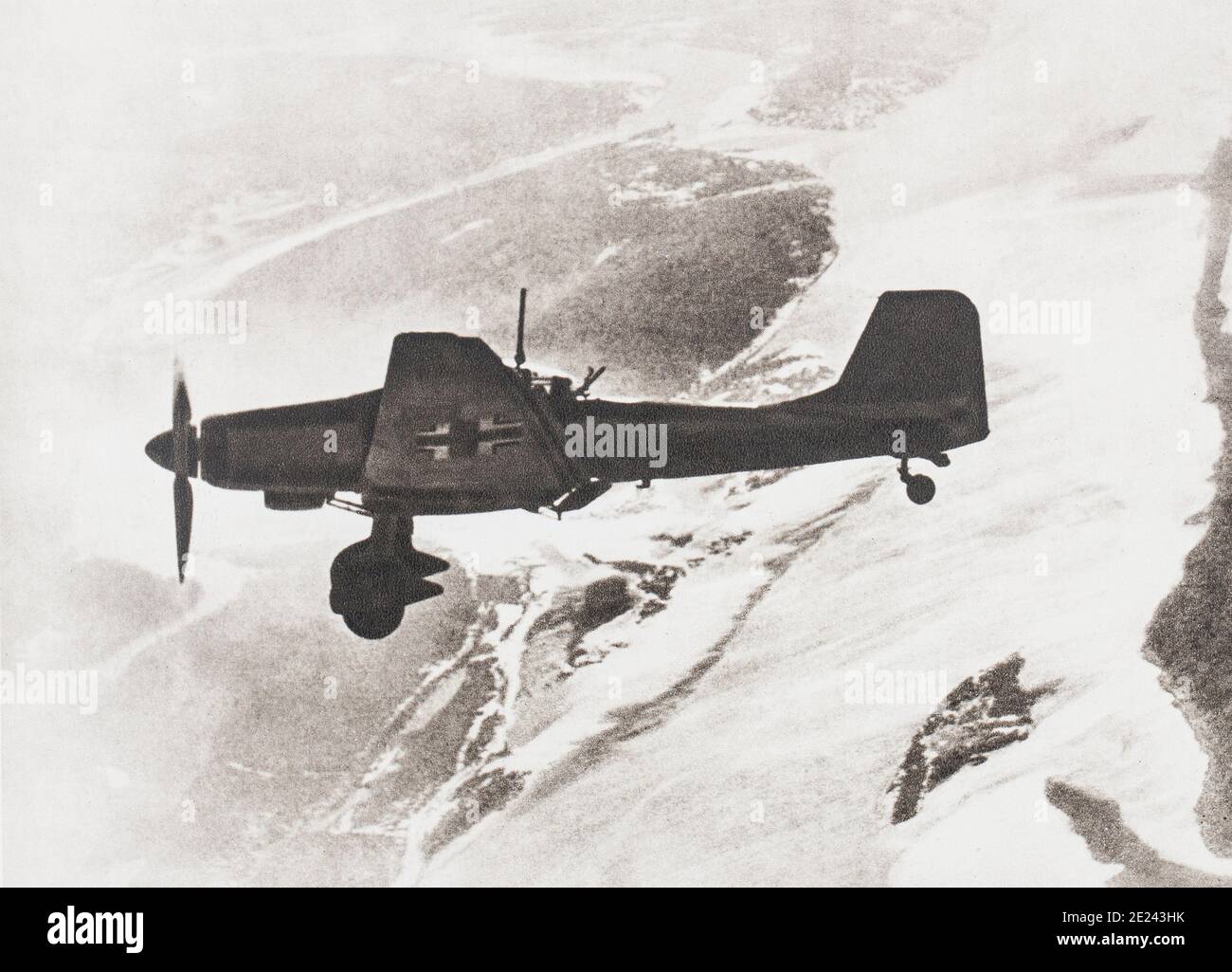 Junkers Ju 87 allemand ('stuka') vole au-dessus de la Grande Barrière du Dniepr. Sur les deux rêves de la Grande Rivière, disque et violents combats ont lieu. Banque D'Images