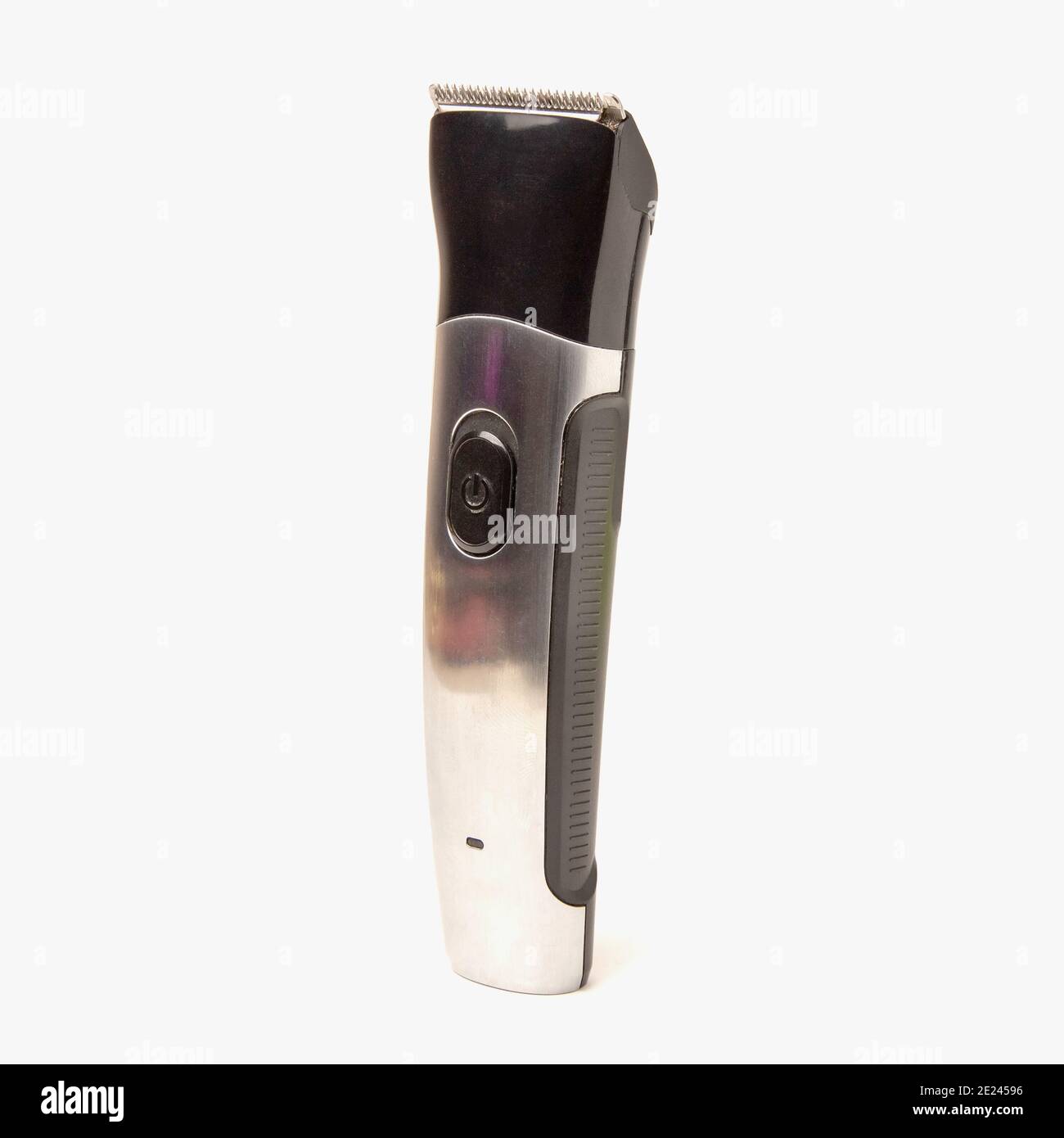 Rasoir électrique sans fil tondeuse barbe avec accessoire isolé arrière-plan blanc Banque D'Images