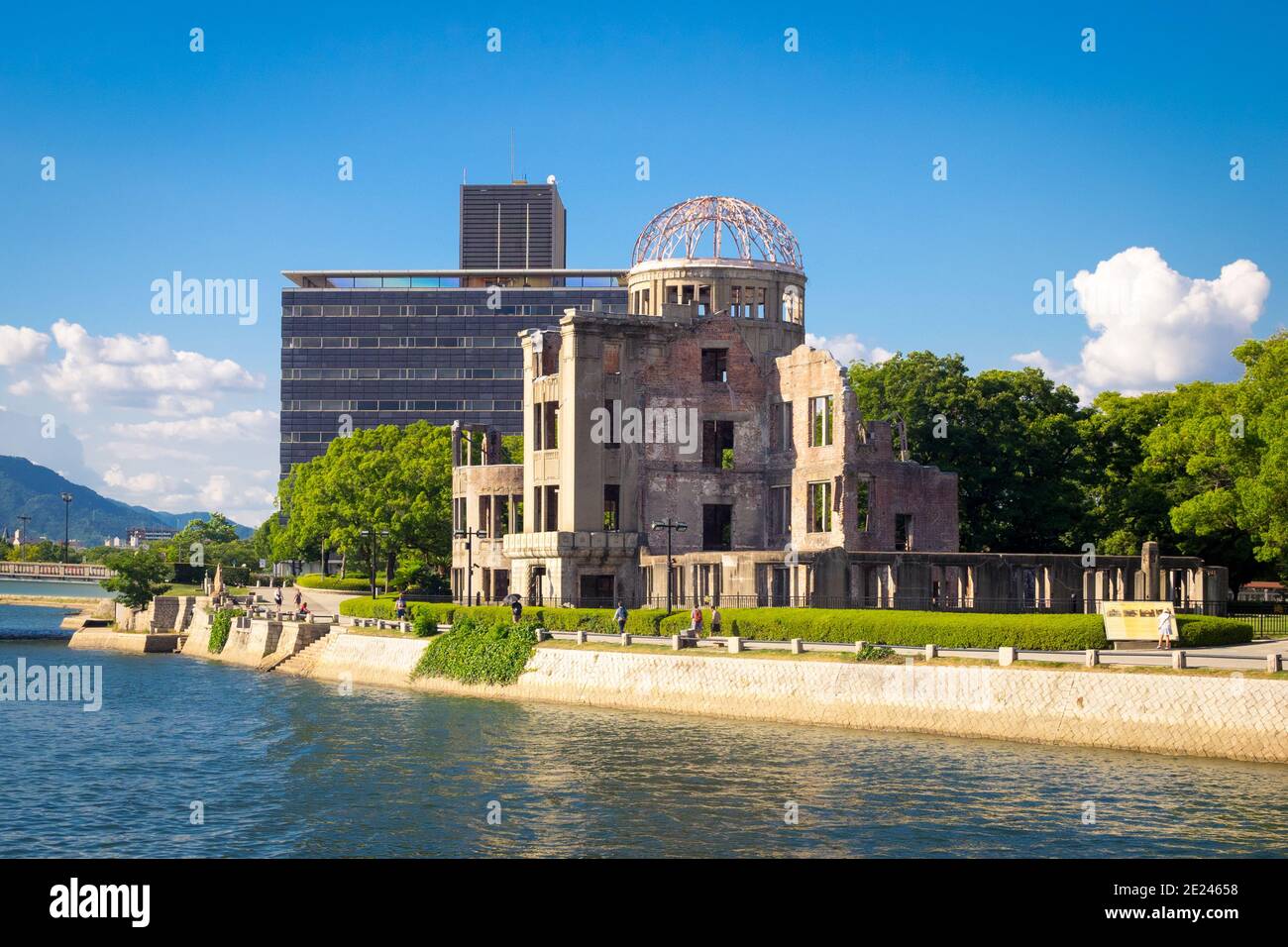 Le Mémorial de la paix d'Hiroshima (Dôme de Genbaku, Dôme de la bombe atomique ou A-Bomb Dome) et la rivière Ota à Hiroshima, au Japon. Banque D'Images