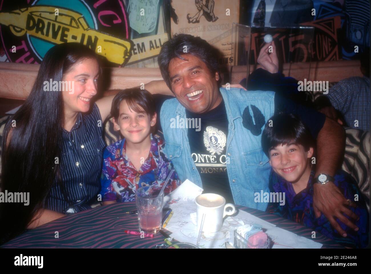 Beverly Hills, Californie, États-Unis 1er mai 1996 l'acteur Erik Estrada, la femme Nanete Mirkovic et les fils Anthony Eric Estrada et Brandon Michael-Paul Estrada assistent à l'événement Malibu Shores à Planet Hollywood Beverly Hills le 1er mai 1996 à Beverly Hills, Californie, États-Unis. Photo par Barry King/Alay stock photo Banque D'Images