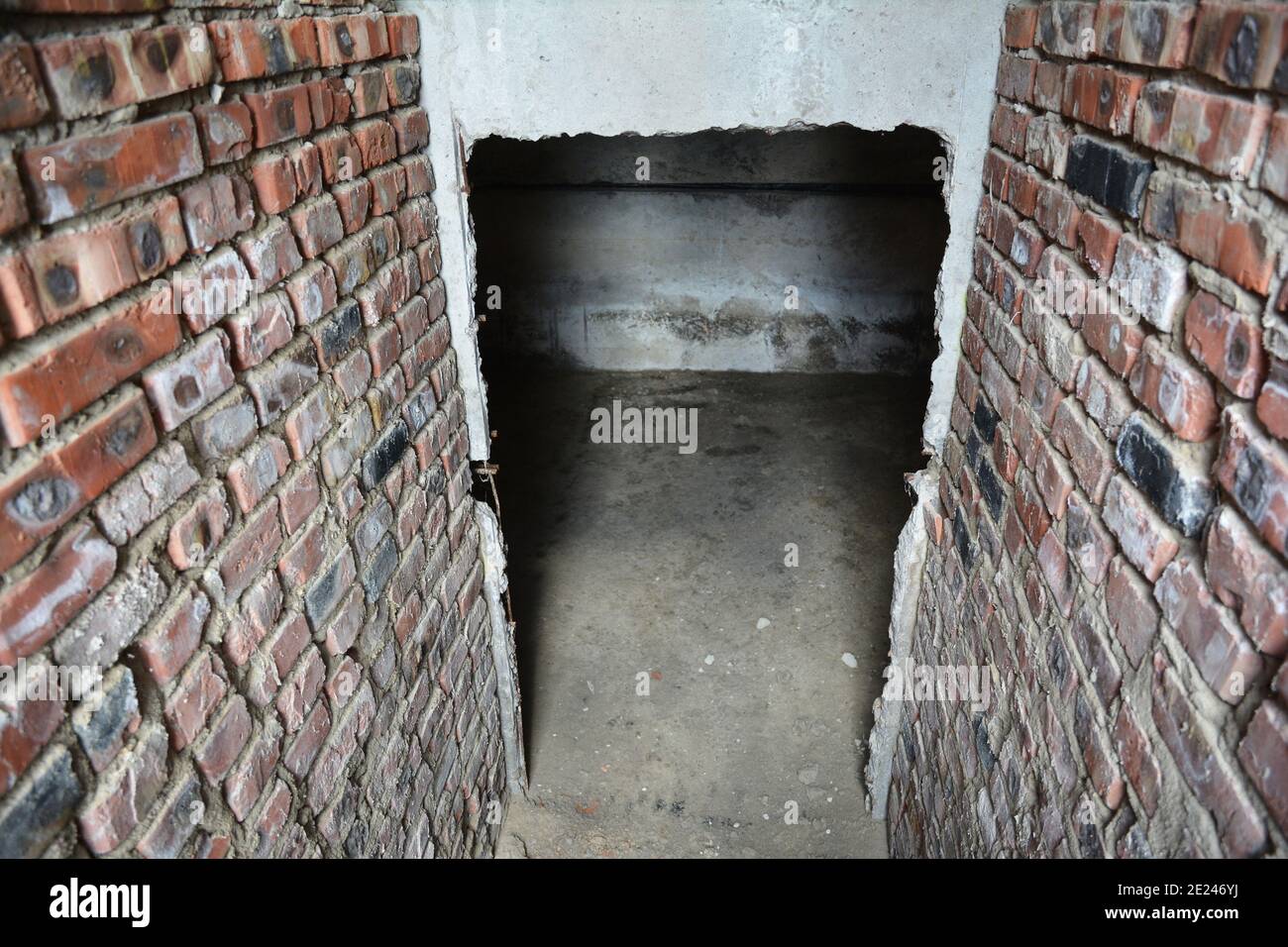 Entrée à la bombe, aux retombées ou à l'abri de tempête. Entrée du tunnel à un abri de sous-sol en briques. Banque D'Images