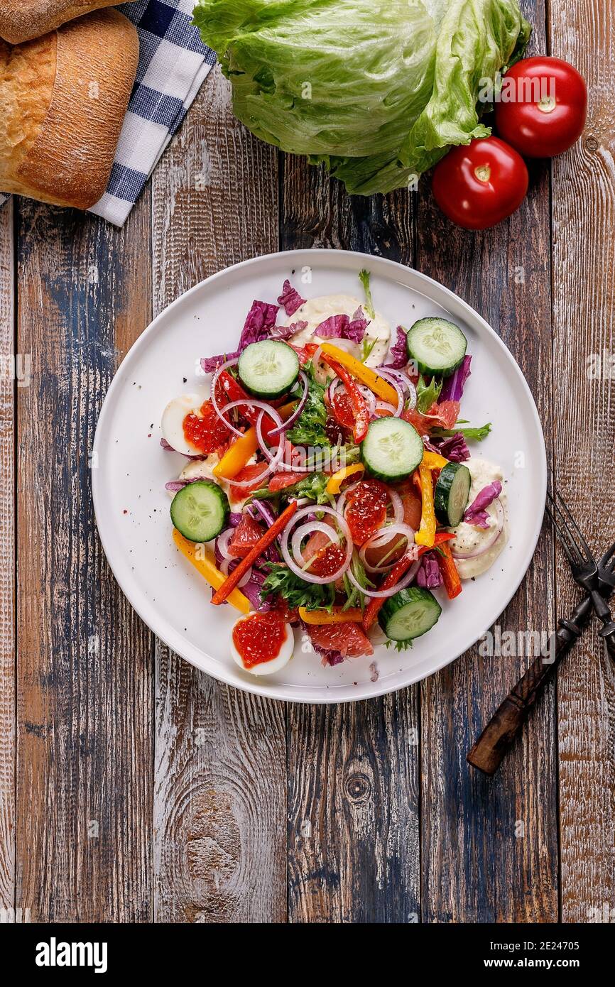 Des aliments délicieux et sains. Régime méditerranéen ou céto. Légumes et fruits de mer. Repas à faible teneur en calories. Arrière-plan en bois. Vue de dessus. Tir vertical Banque D'Images