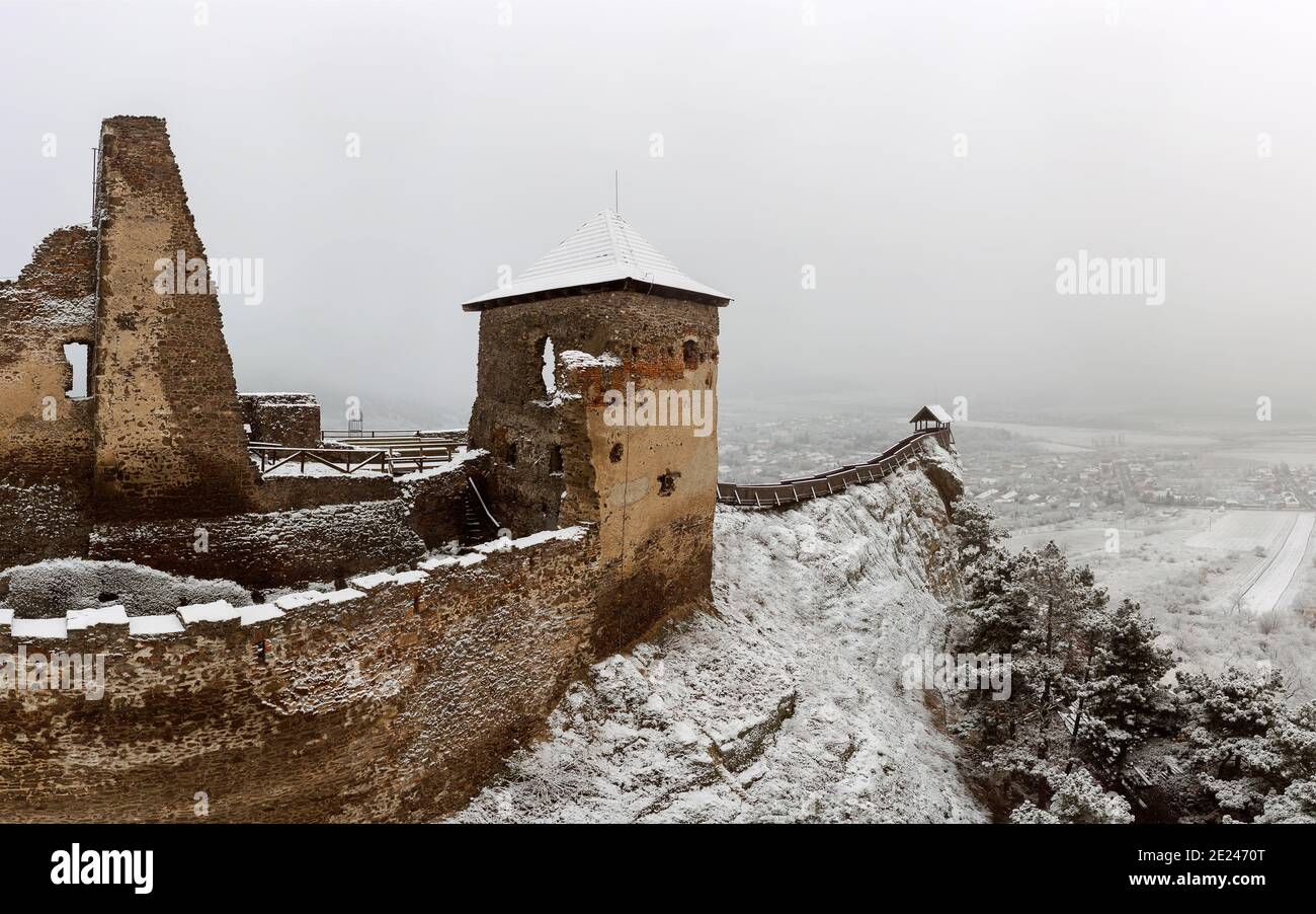 Vue aérienne sur le château de Boldogko dans la montagne de Zemplen Hongrie. Château historique hongrois en hiver avec neige. Destination touristique de Famoust Banque D'Images