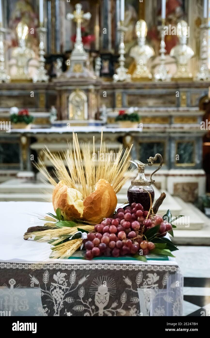 Symboles eucharistiques avec du pain et de la vigne avec des oreilles de blé et des raisins. Première communion chrétienne Banque D'Images