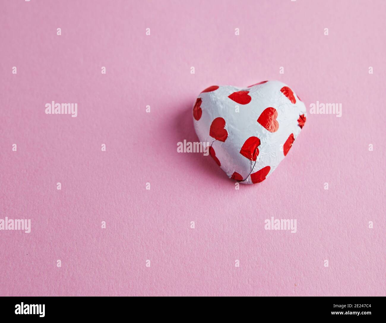 Banderole de Saint-Valentin avec coeurs de bonbons sur fond rose. Vue de dessus avec un endroit pour vos salutations Banque D'Images