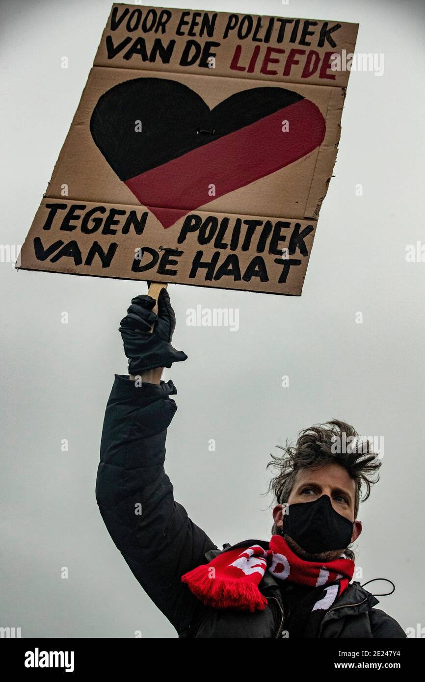 AMSTERDAM, PAYS-BAS - JANVIER 10 : un manifestant est vu lors d'une manifestation anti-fascisme dans le Westerpark le 10 janvier 2021 à Amsterdam, pays-Bas Banque D'Images