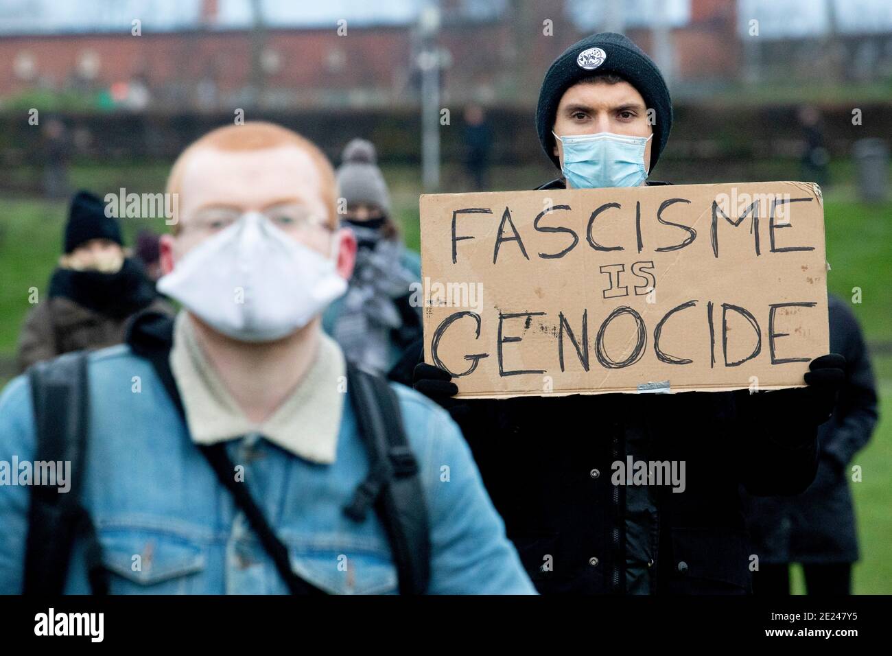 AMSTERDAM, PAYS-BAS - 10 JANVIER : des manifestants sont vus lors d'une manifestation anti-fascisme dans le Westerpark le 10 janvier 2021 à Amsterdam, pays-Bas Banque D'Images