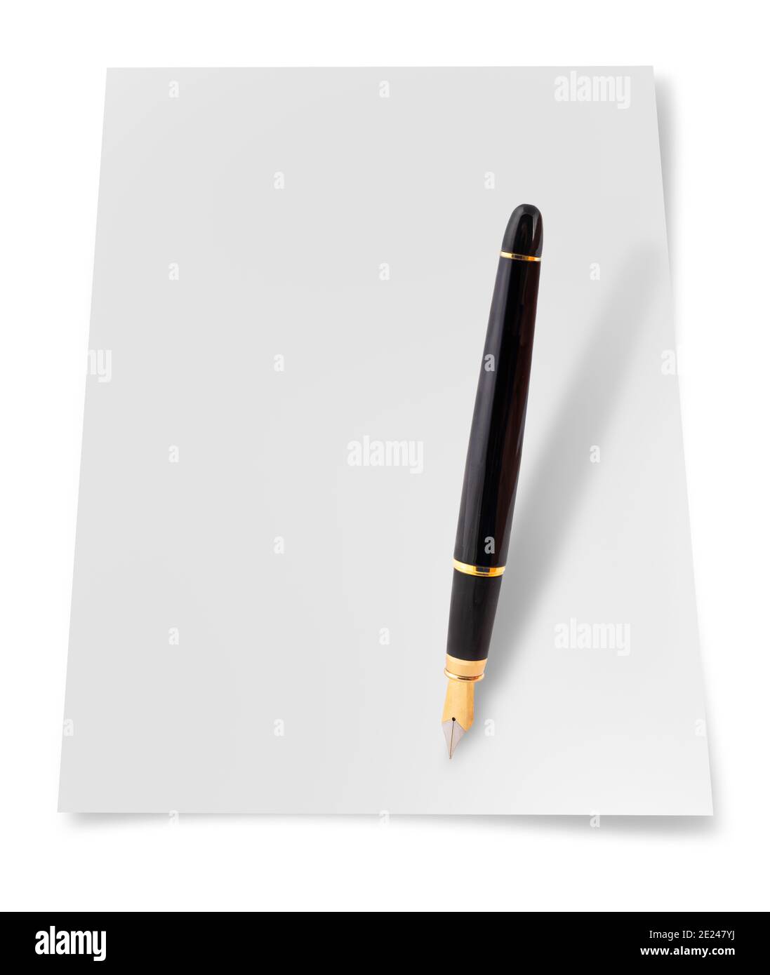 Feuille blanche avec stylo plume isolée sur fond blanc Banque D'Images