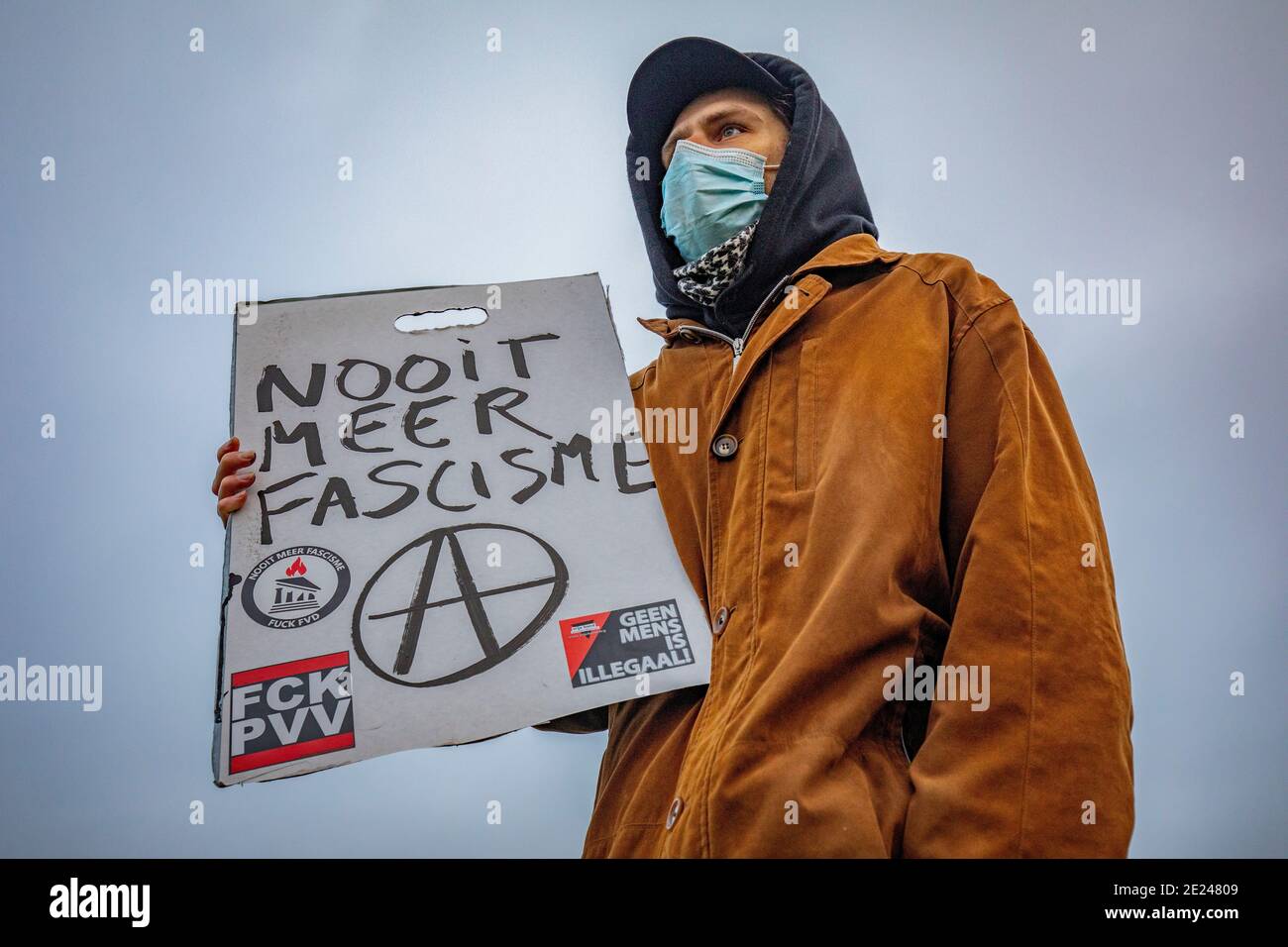 AMSTERDAM, PAYS-BAS - JANVIER 10 : un manifestant est vu lors d'une manifestation anti-fascisme dans le Westerpark le 10 janvier 2021 à Amsterdam, pays-Bas Banque D'Images