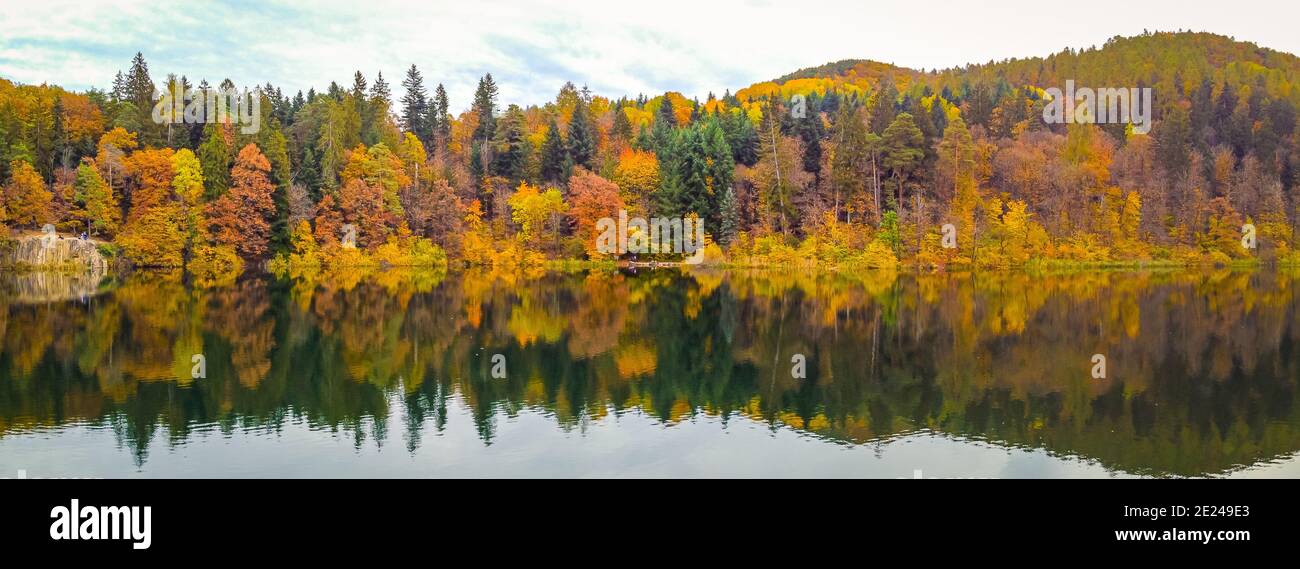 Lac de Monticolo dans le Tyrol du Sud, Trentin-Haut-Adige, nord de l'Italie. Vue panoramique sur le lac en automne. Paysage automnal Banque D'Images