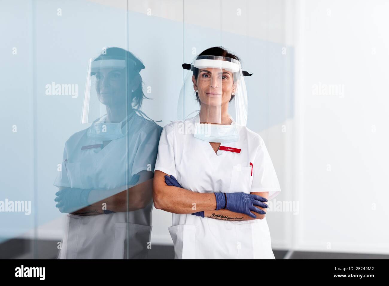 Femme médecin portant un équipement de protection individuelle Banque D'Images