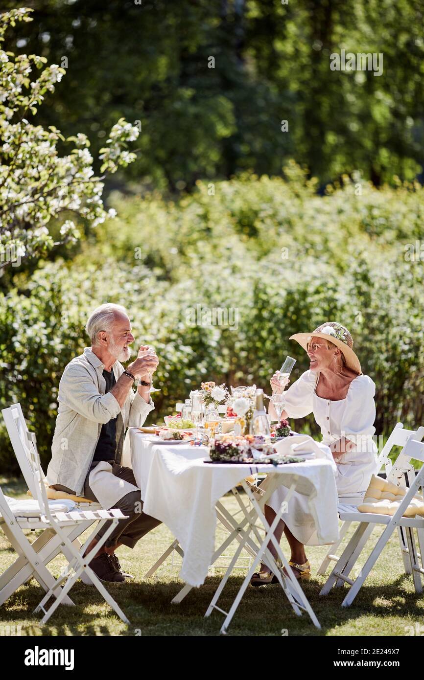 Couple repas dans le jardin Banque D'Images