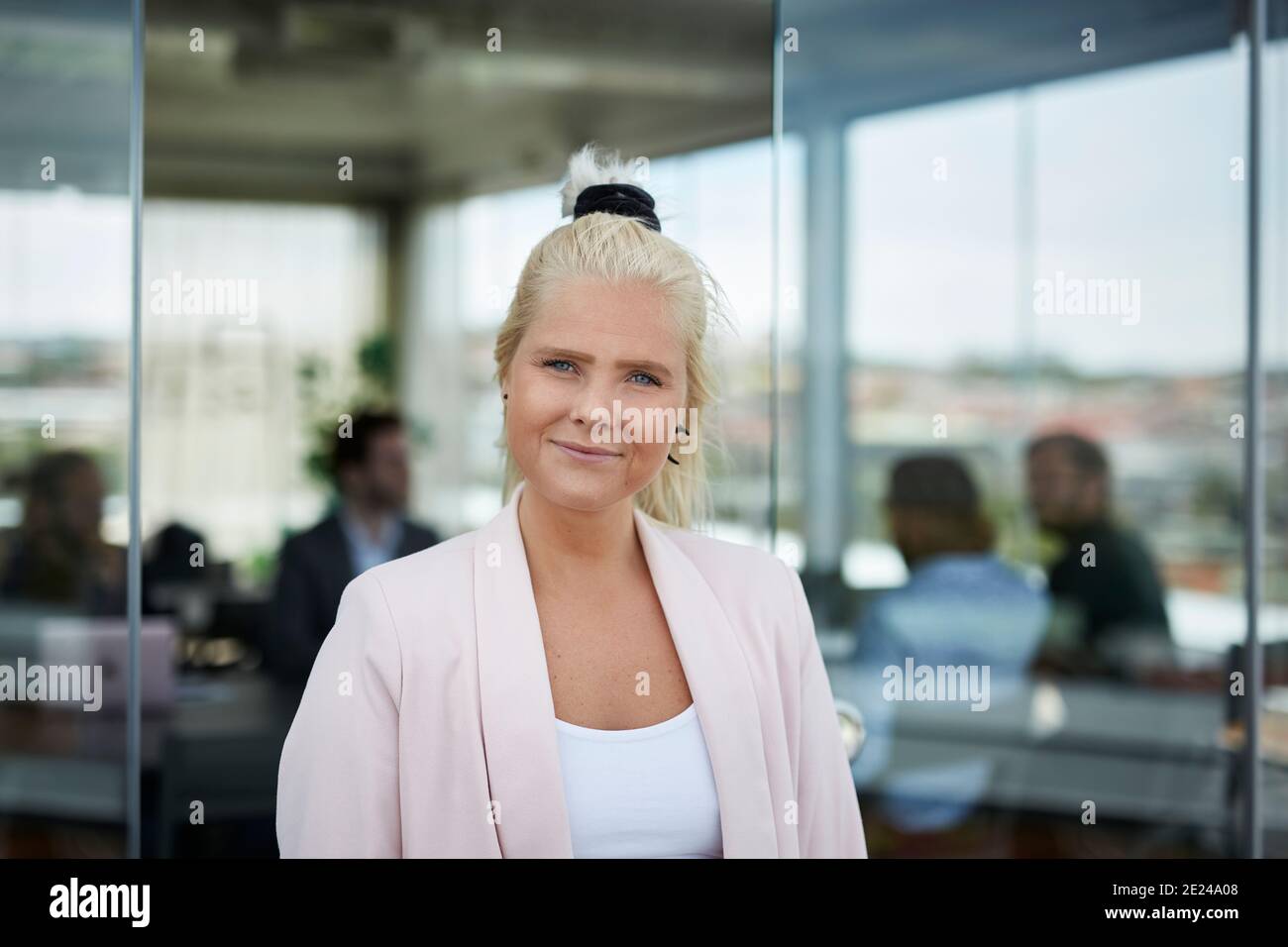 Smiling businesswoman looking at camera Banque D'Images