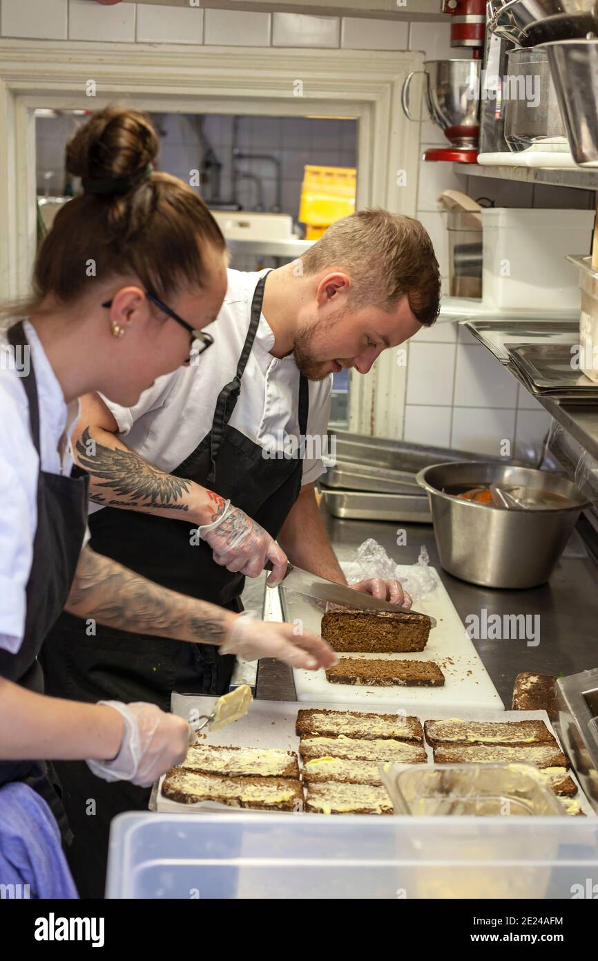 Man and Woman working in restaurant kitchen Banque D'Images