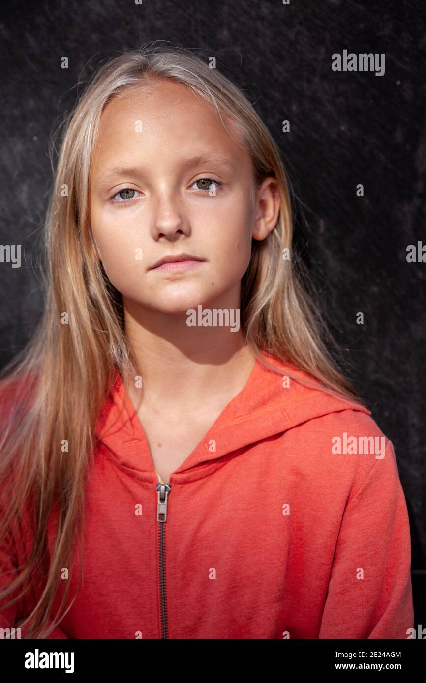 Portrait of girl looking at camera Banque D'Images