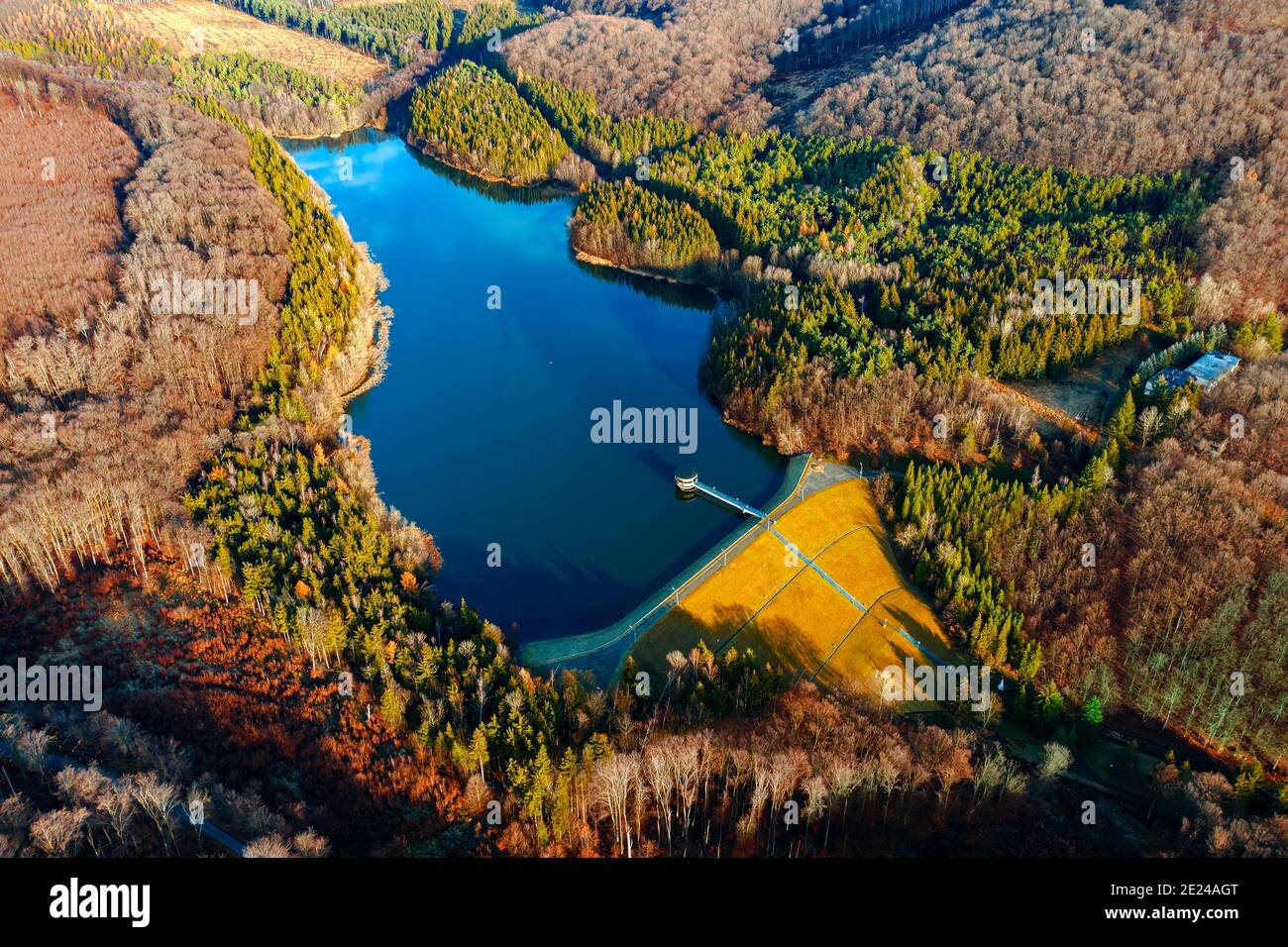 Réservoir de Csorreti dans les montagnes de Matra en Hongrie. C'est le réservoir le plus élevé de Hongrie. Volume de 1,1 millions de mètres cubes. 5 flux se remplissent en continu Banque D'Images