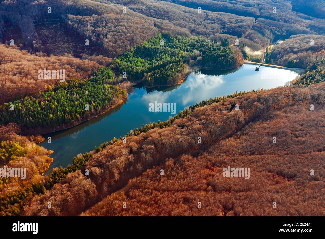 Réservoir de Csorreti dans les montagnes de Matra en Hongrie. C'est le réservoir le plus élevé de Hongrie. Volume de 1,1 millions de mètres cubes. 5 flux se remplissent en continu Banque D'Images