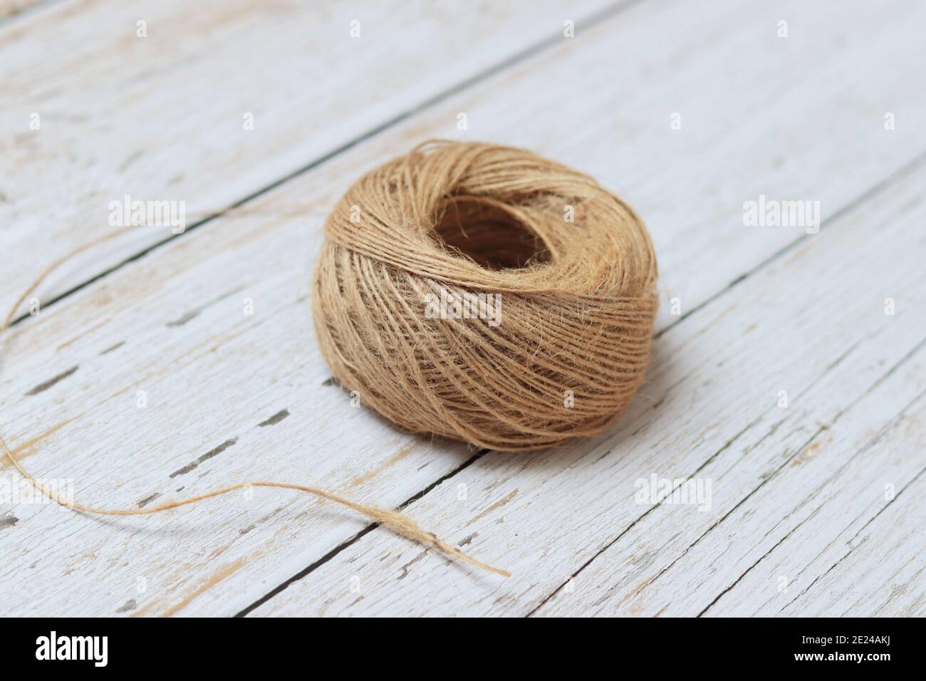 Mise au point sélective de la ficelle de jute sur une surface en bois Banque D'Images