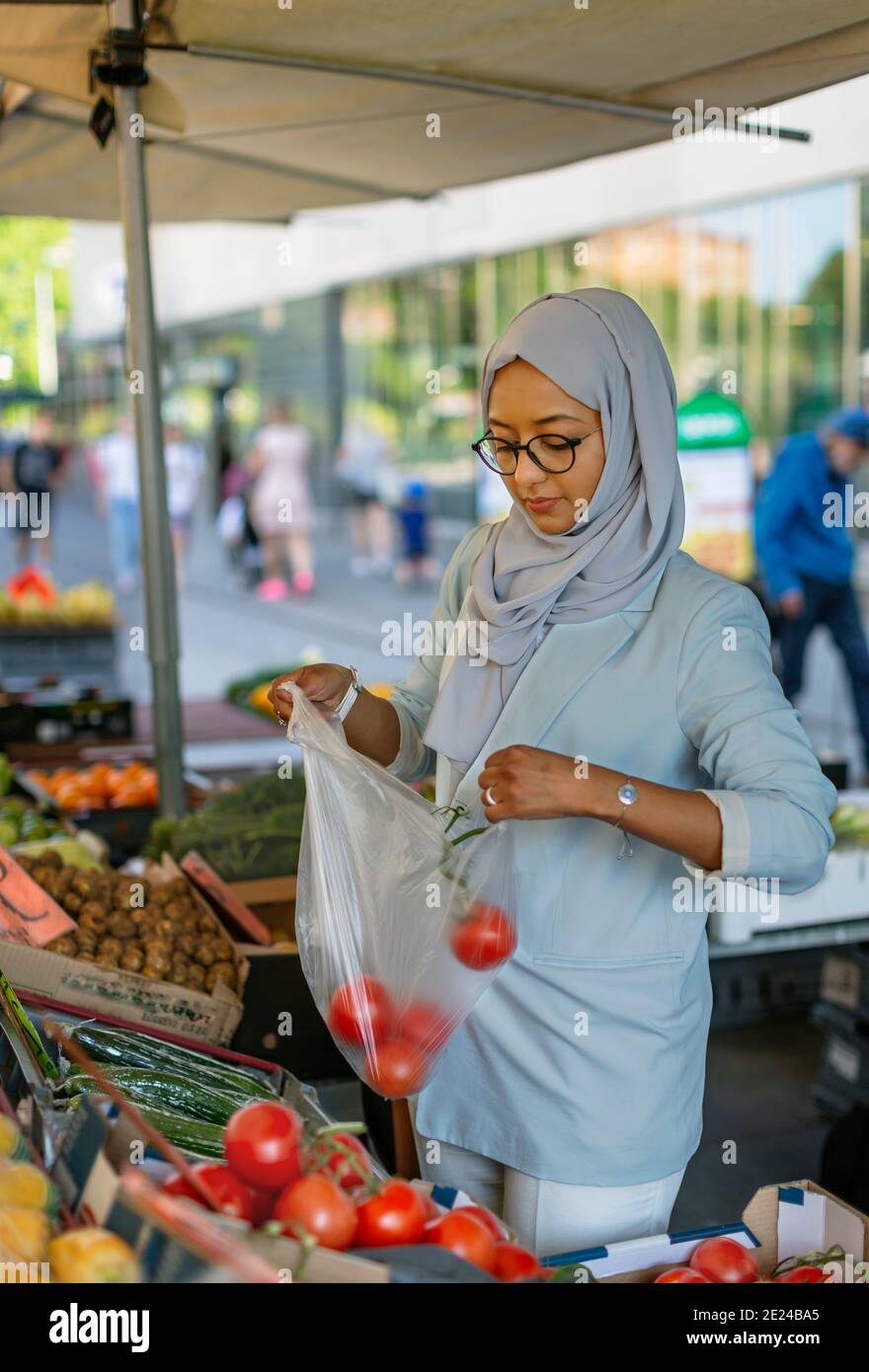 Femme portant le hijab faisant du shopping Banque D'Images