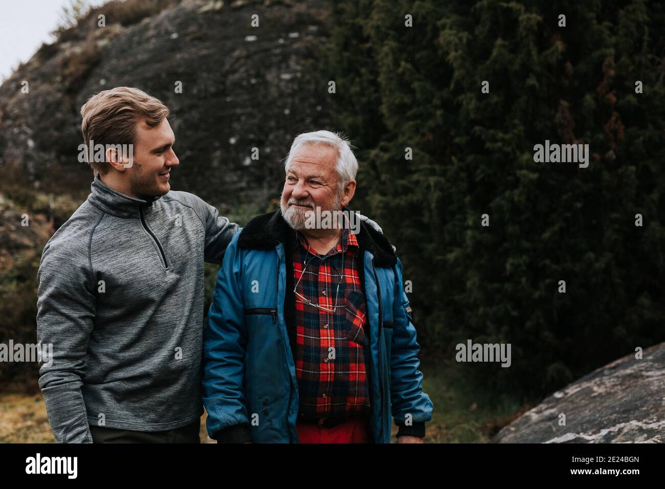 Père avec un fils adulte se regardant l'un l'autre Banque D'Images