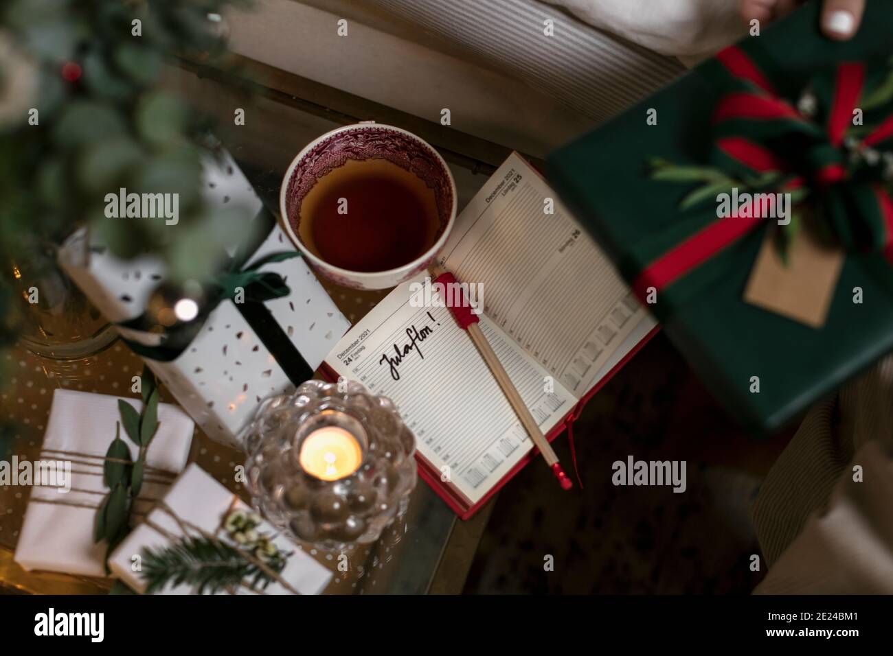 Ouvrez le journal sur la table de chevet Banque D'Images