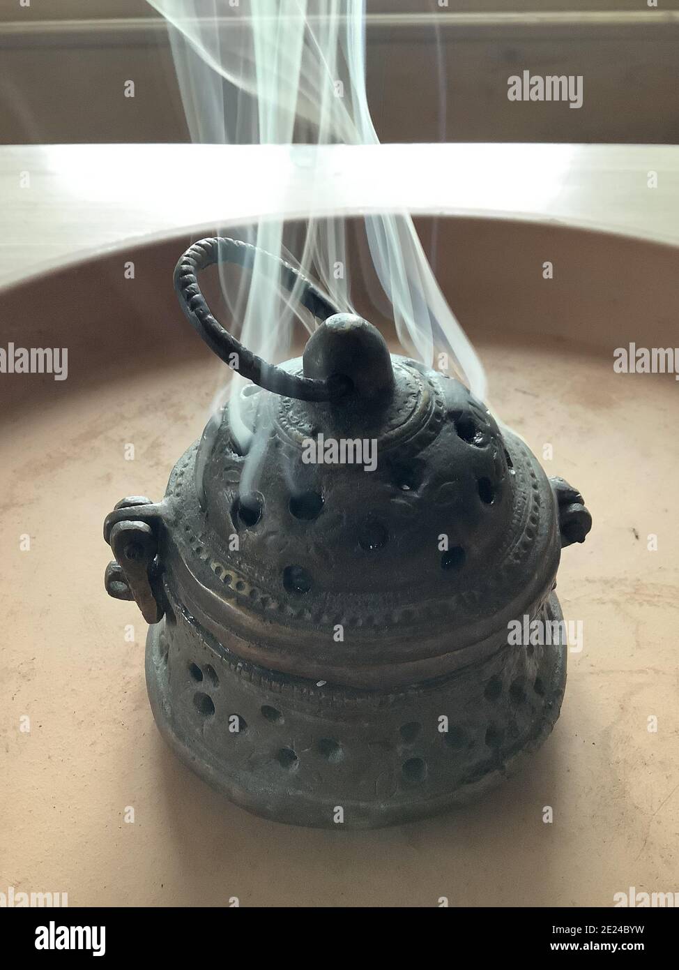 Brûleur à encens fumeur dans le Sultanat d'Oman Banque D'Images