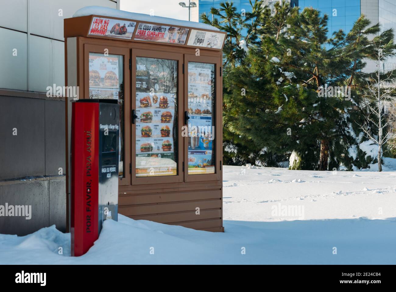 Service de voiture enneigé dans un restaurant Burger King à Sanchinarro, Madrid, Espagne après la tempête de neige d'hiver Filomena Banque D'Images