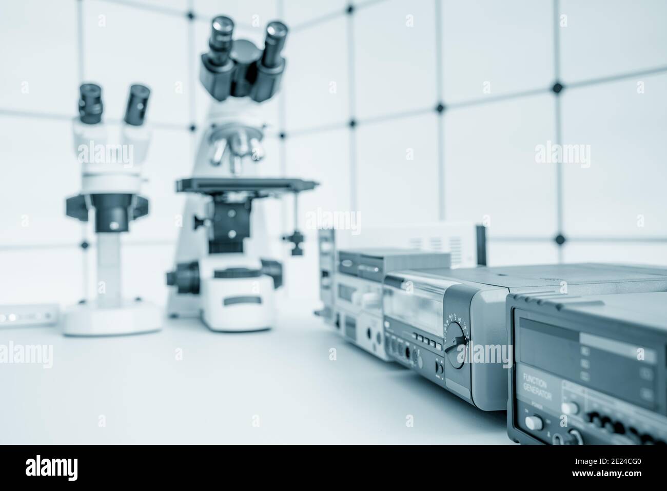 Instruments de mesure dans un laboratoire moderne de recherche en physique. Photo de haute qualité Banque D'Images