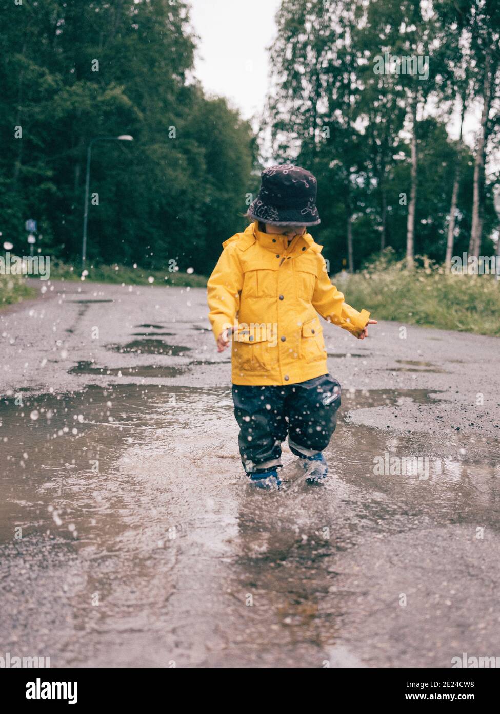 Tout-petit splashing in puddle Banque D'Images