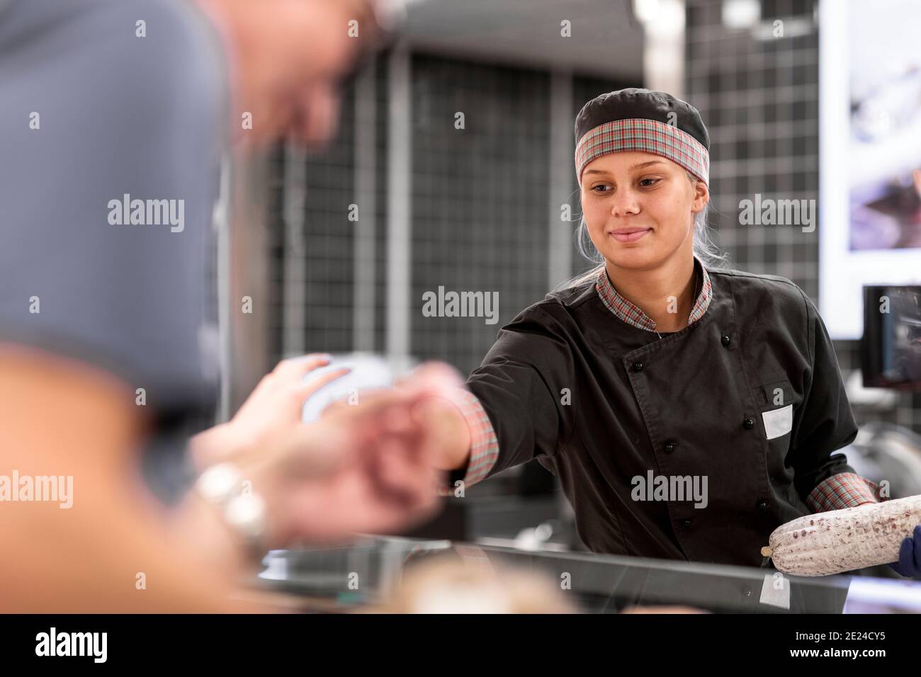 Femme souriante assistant boutique Banque D'Images