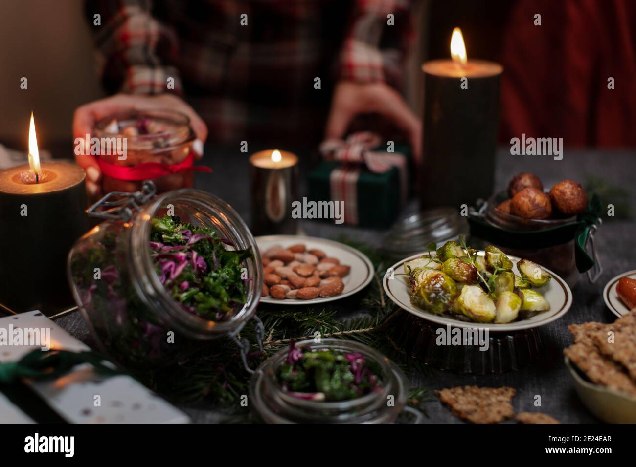 Vue en grand angle de la nourriture de Noël sur la table Banque D'Images