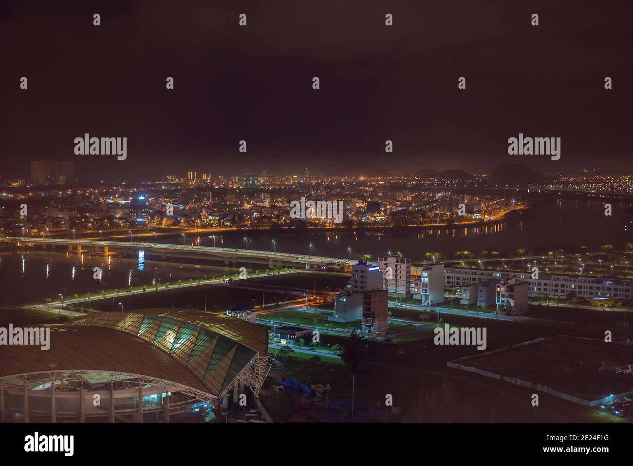 L'architecture chatoyante sous la ville éclairée de nuit rend la ville plus vibrante à Da Nang, Vietnam Banque D'Images