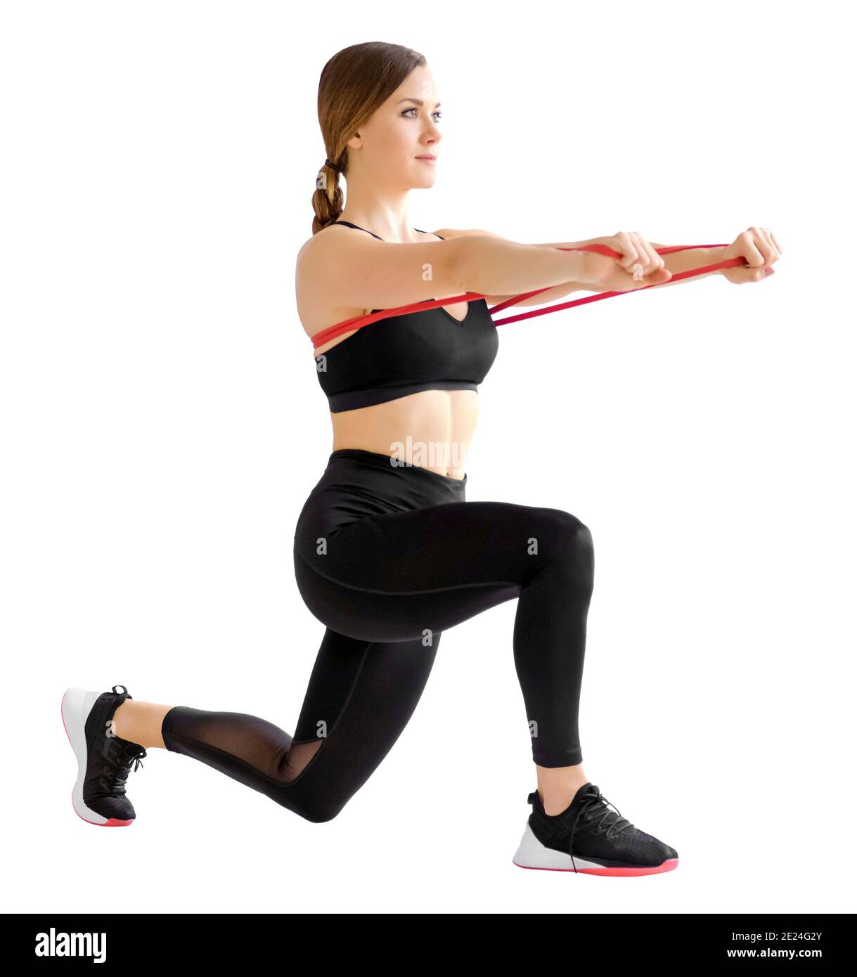 Femme faisant un power band derrière la fente et la poussée vers l'avant exercice pour renforcer ses muscles de noyau en utilisant la résistance isolée sur arrière-plan blanc dans un ajustement Banque D'Images