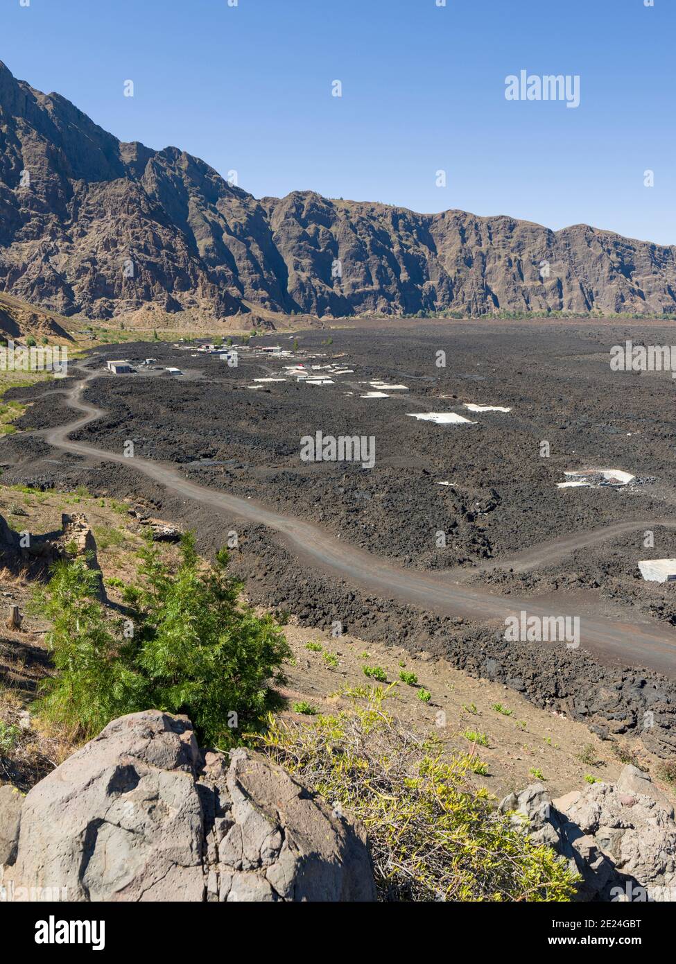 Villages de Portela et Bangaeira dans le Cha das Caldeiras, détruits par un lavaflow en 2014/2015. Le mont du stratovolcan Pico do Fogo. Île Fogo (Ilha do Banque D'Images