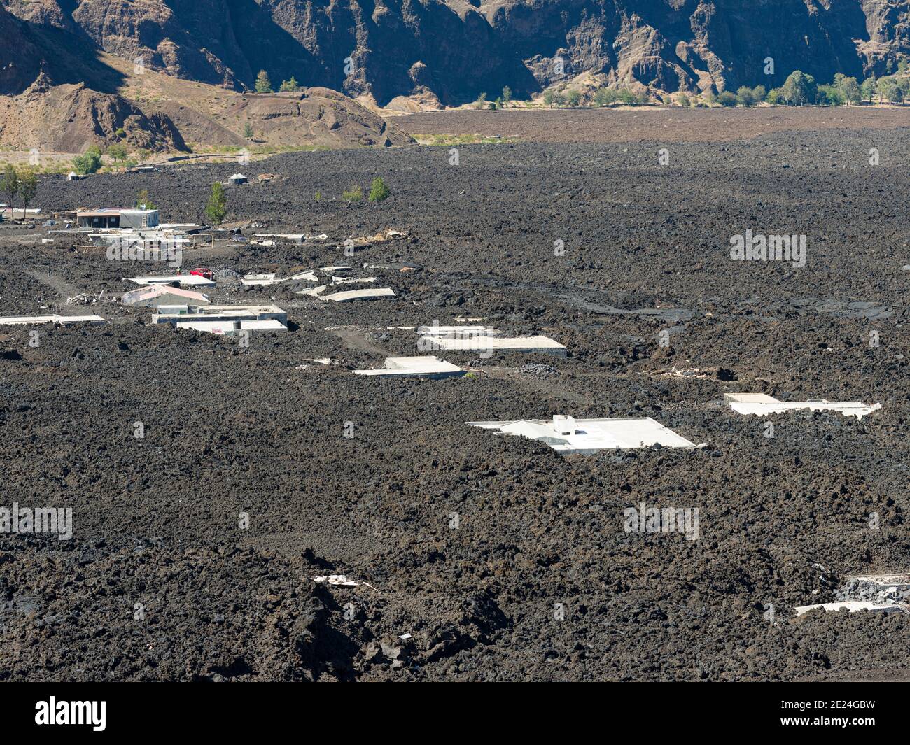 Villages de Portela et Bangaeira dans le Cha das Caldeiras, détruits par un lavaflow en 2014/2015. Le mont du stratovolcan Pico do Fogo. Île Fogo (Ilha do Banque D'Images