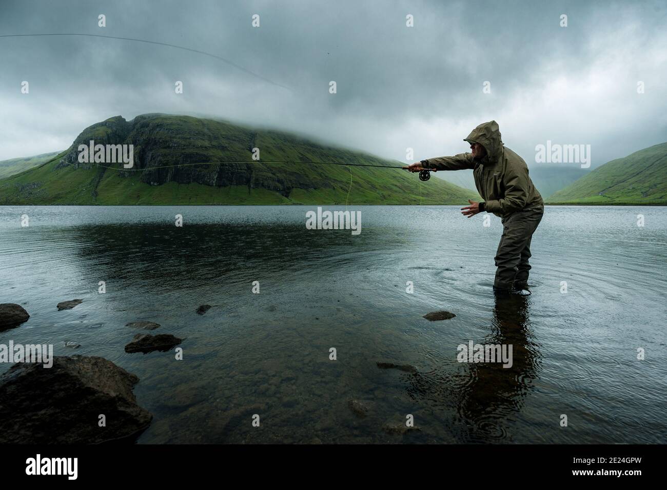 Homme pêche à la mouche dans le lac Banque D'Images