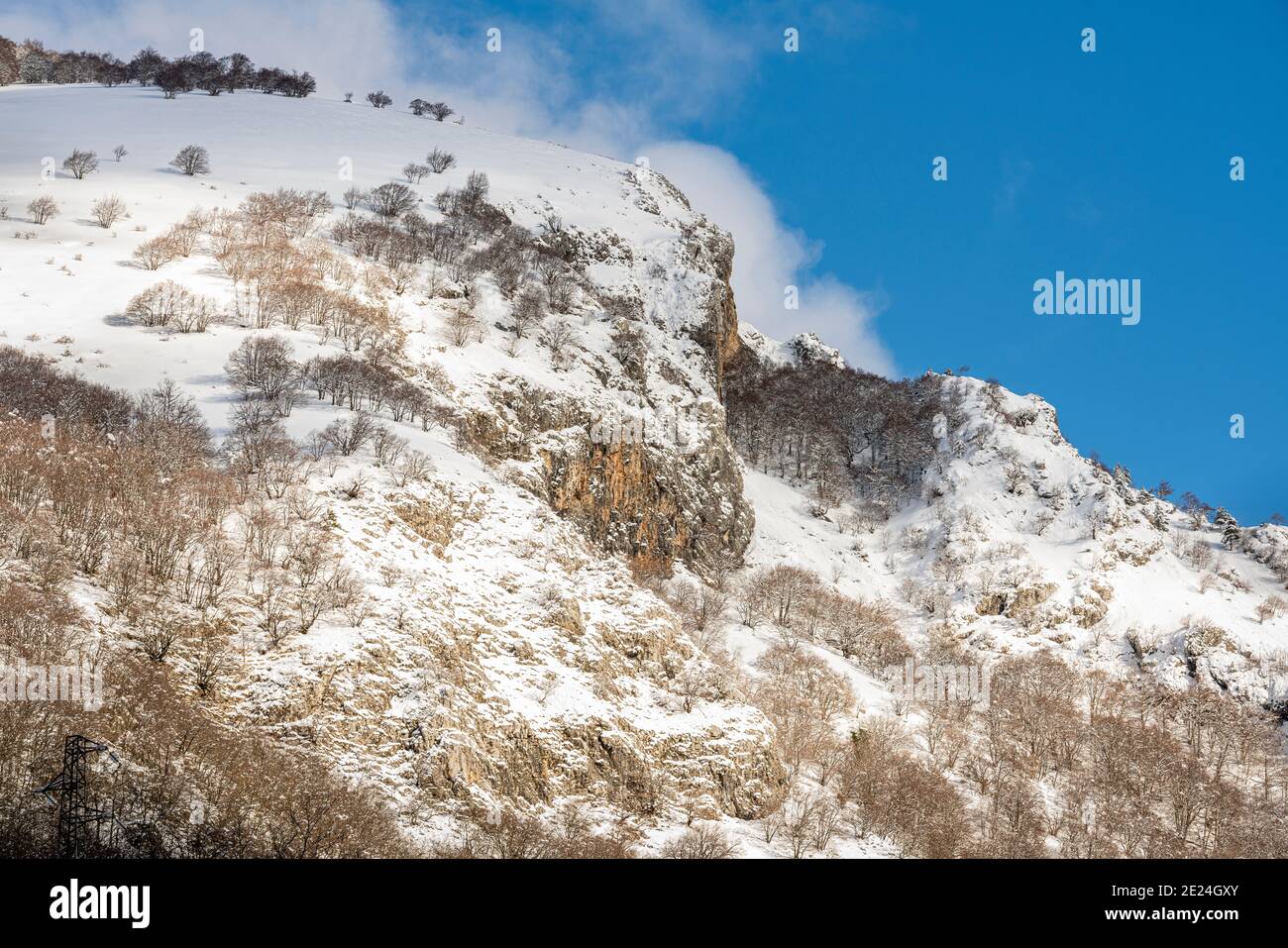 Paysage d'hiver avec les montagnes des Abruzzes Lazio et le parc national Molise couvert de neige. Abruzzes, Italie, Europe Banque D'Images