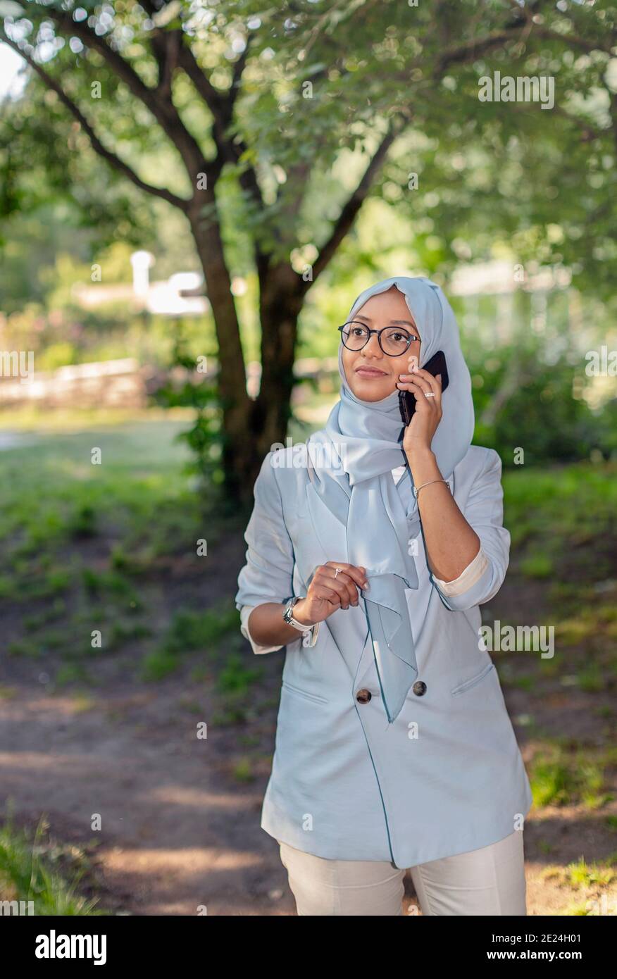Smiling Woman talking via cell phone Banque D'Images