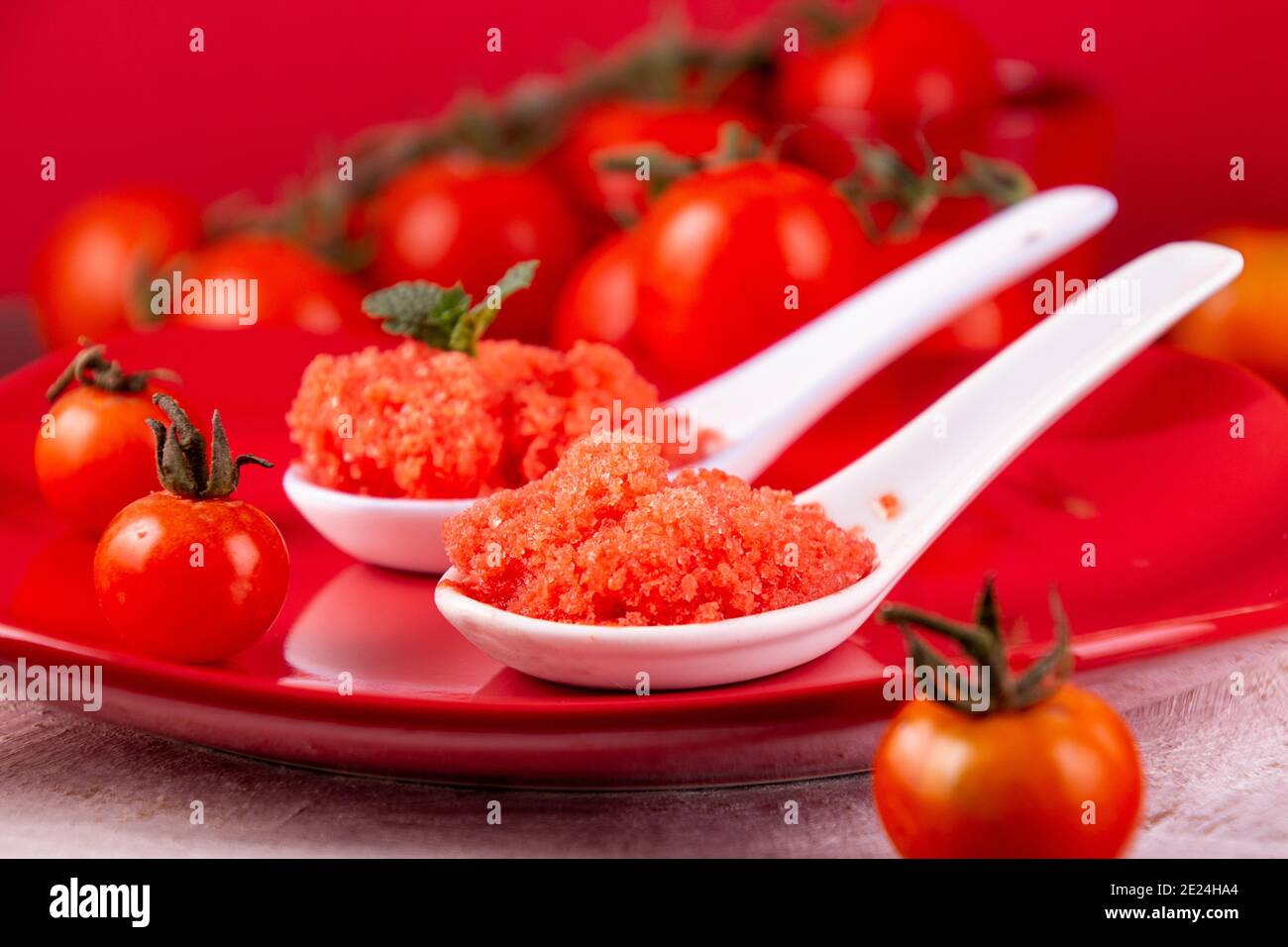 Cuillères de sorbet de tomates fraîches. Images en couleur rouge et blanc Banque D'Images