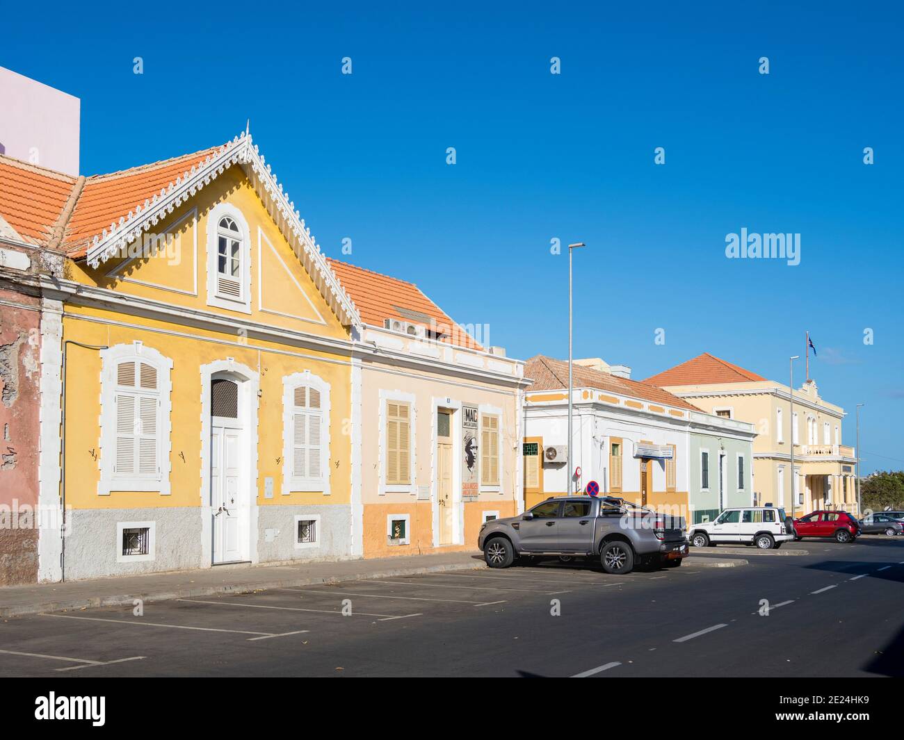Sala Museu Amilcar Cabral. Maisons traditionnelles datant de l'époque coloniale à Platon, rue Dr. Julio Abreu, la capitale Praia sur l'île de San Banque D'Images