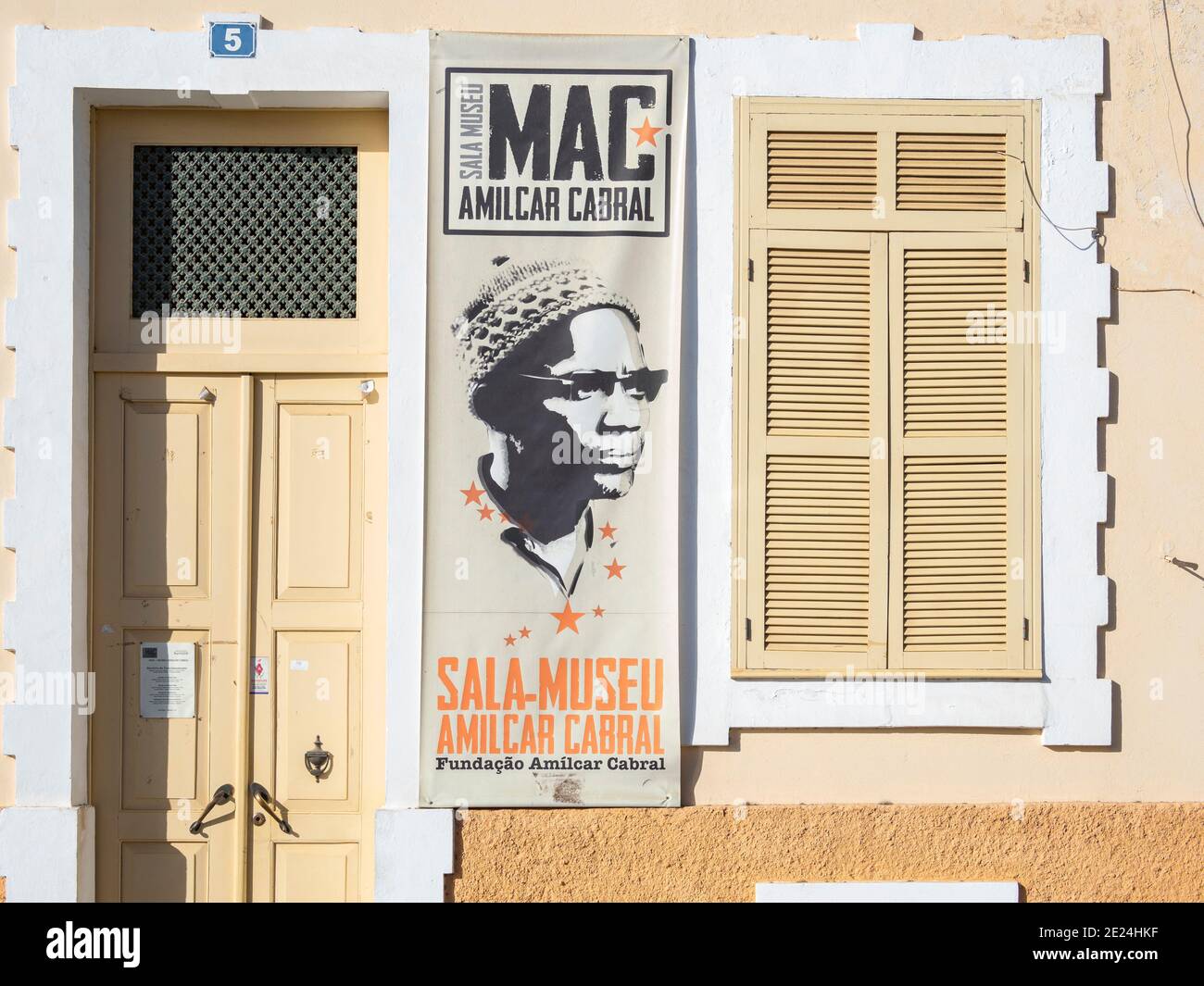Sala Museu Amilcar Cabral. Maisons traditionnelles datant de l'époque coloniale à Platon, rue Dr. Julio Abreu, la capitale Praia sur l'île de Sant Banque D'Images