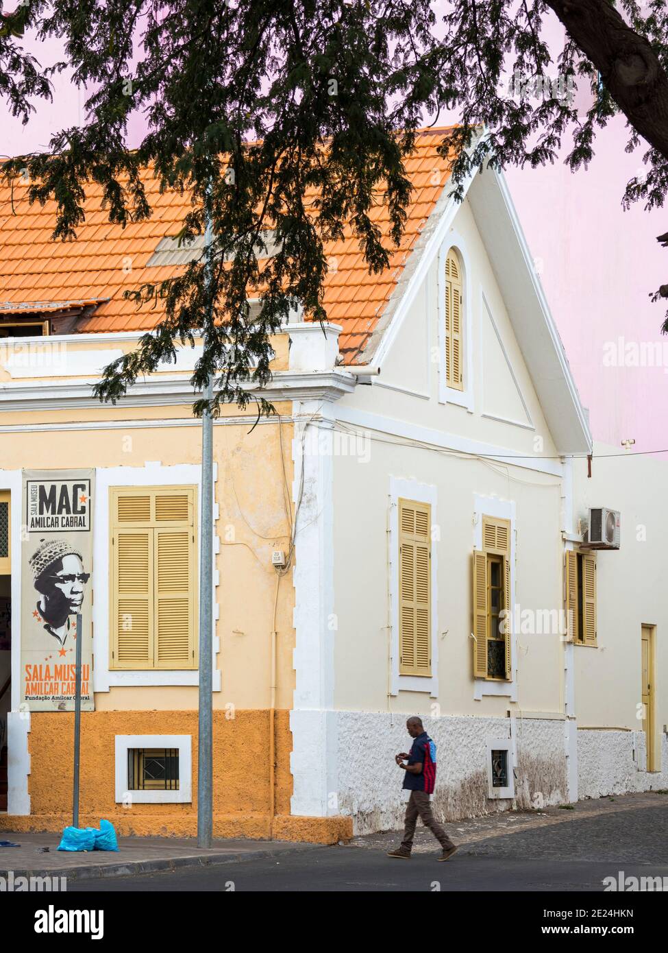 Sala Museu Amilcar Cabral. Maisons traditionnelles datant de l'époque coloniale à Platon, rue Dr. Julio Abreu, la capitale Praia sur l'île de San Banque D'Images