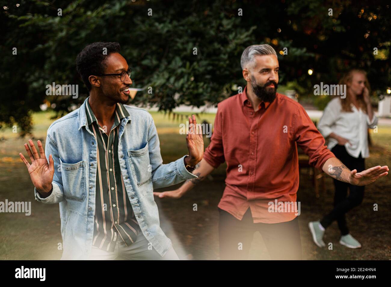 Amis de sexe masculin s'amuser dans le parc Banque D'Images