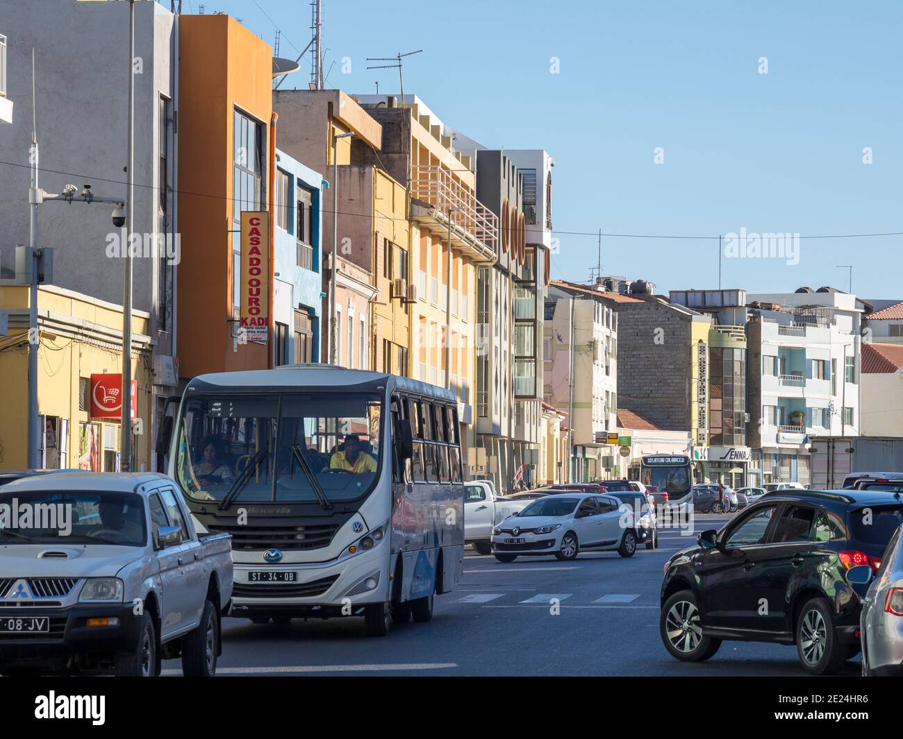 Avenida Amilcar Cabral à Platon. La capitale Praia sur l'île de Santiago (Ilha de Santiago), Cap-Vert dans l'atlantique équatorial. Banque D'Images