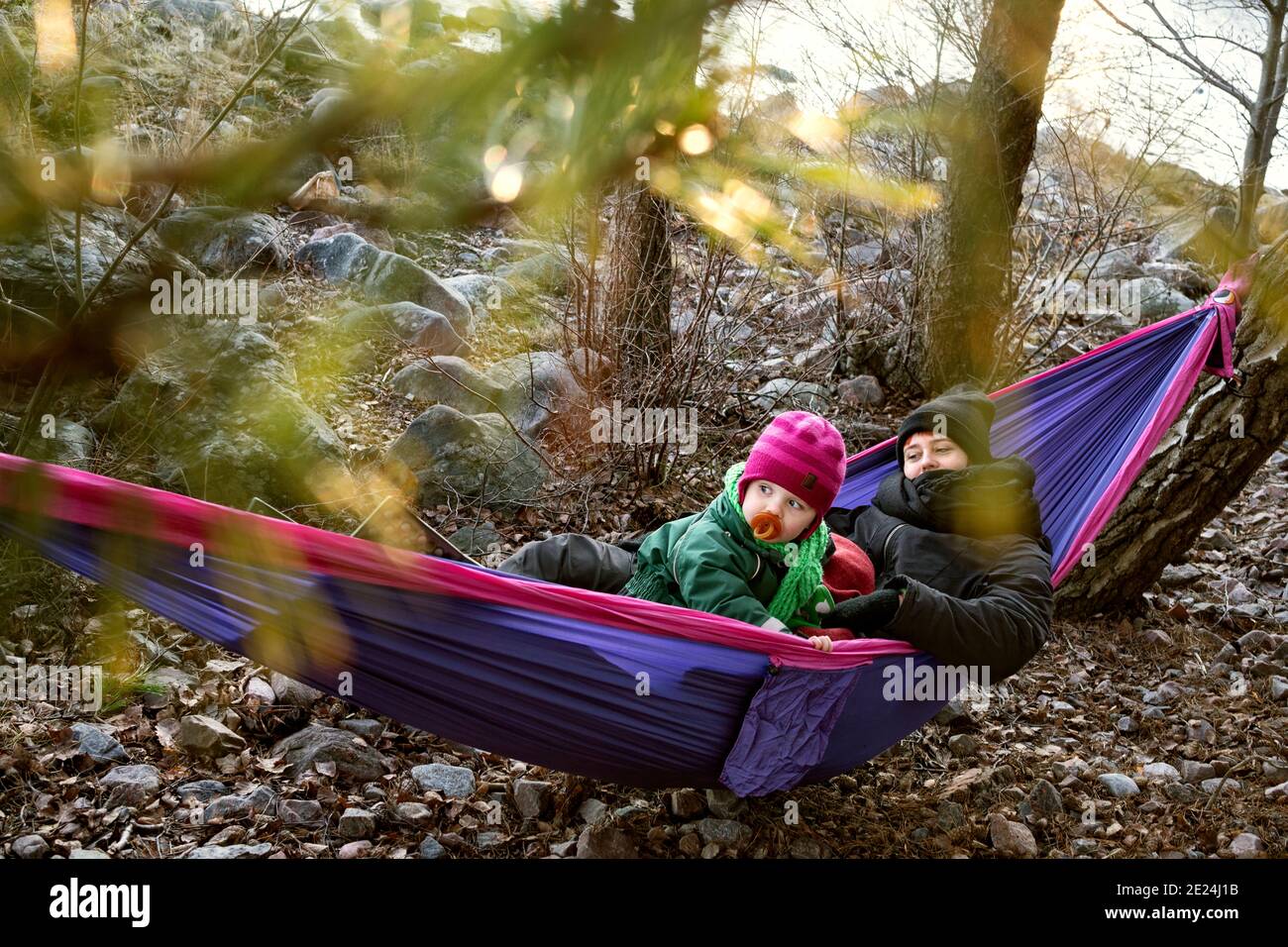 Les enfants se détendent sur un hamac Banque D'Images