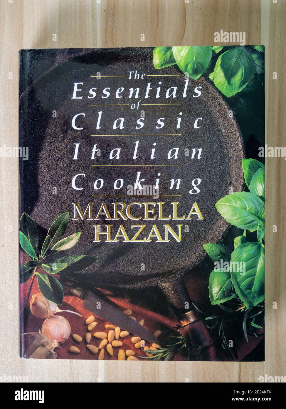 Essentials of Classic Italian Cooking par Marcella Hazan, un livre de cuisine à la dure publié par Macmillan London, 1992 Banque D'Images