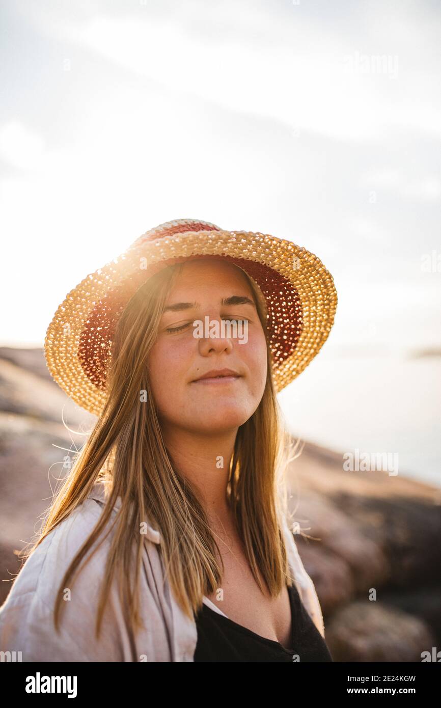 Young woman wearing hat Banque D'Images