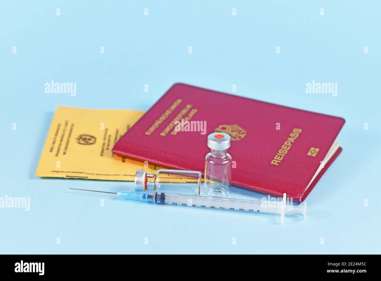 Concept de restrictions de voyage pour les personnes sans vaccin contre le virus corona avec certificat international de vaccination, passeport de voyage allemand, syr Banque D'Images