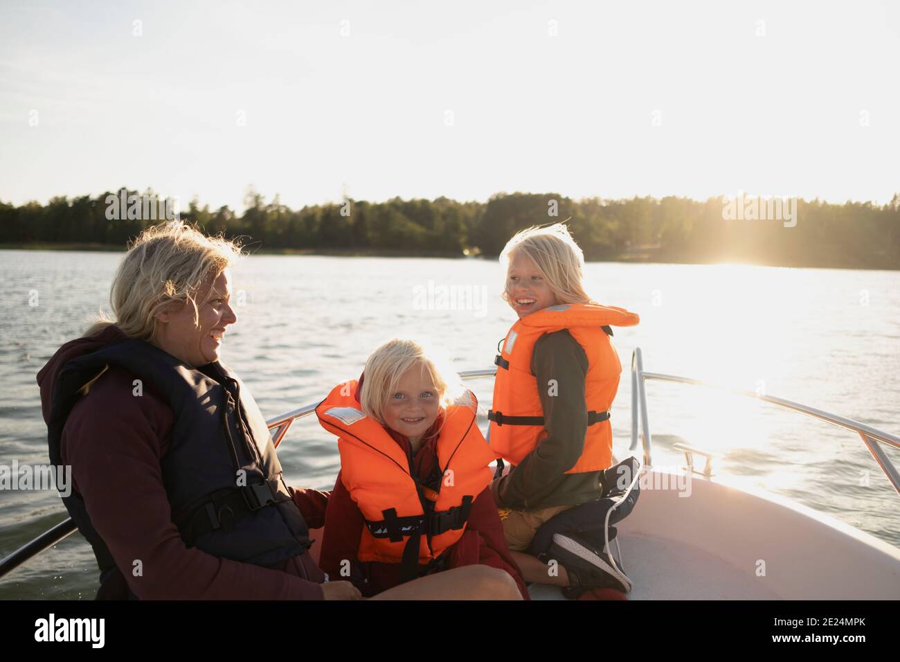 Mère avec enfants sur le bateau Banque D'Images